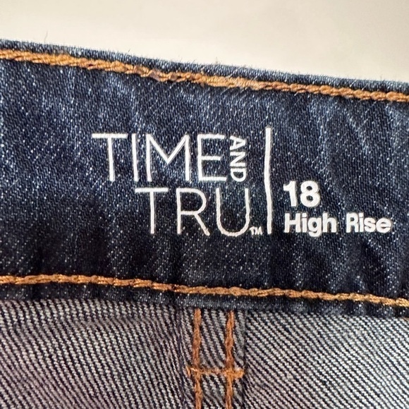Time & True High Rise Cropped Distressed Dark wash Jeans. Size 18 - Picture 5 of 14